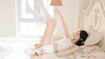 她行走于黑暗中